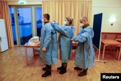 The German armed forces Bundeswehr vaccination team prepares for the Pfizer/BioNTech COVID-19 vaccinations at the Agaplesion Bethanien Sophienhaus nursing home in Berlin, Germany December 27, 2020, the day when the country starts its vaccination program.