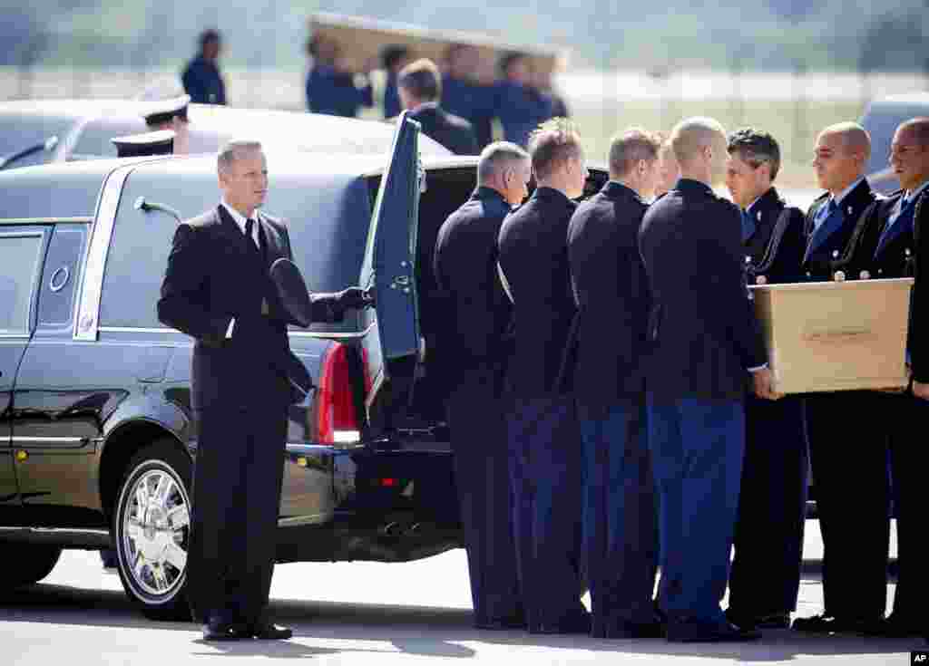 Những người hộ tang đặt một quan tài vào xe trong buổi lễ tang của những hành khách và phi hành đoàn đầu tiên trên chuyến bay MH17 được đưa từ Ukraine về đến căn cứ quân sự Eindhoven của Hà Lan, 23/7/14