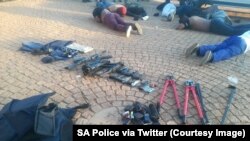 La police sud-africaine arrête des dizaines de personnes et saisit des armes à feu dans une église près de Johannesburg, le samedi 11 juillet 2020. (Courtesy image from SA Police Service via Twitter)