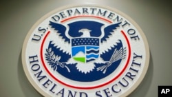 ARCHIVO - El logo del Departamento de Seguridad Nacional durante una conferencia de prensa en Washington, el 25 de febrero de 2015. 