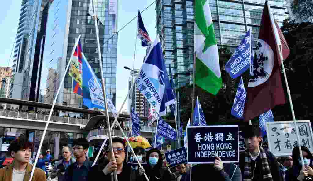 多個獨派團體高舉台灣、西藏、新疆等地區獨立的旗幟參與元旦遊行。（美國之音湯惠芸）