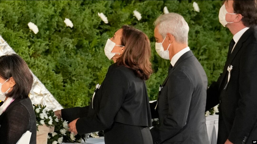 美国副总统哈里斯(左二)2022年9月27日出席日本前首相安倍的国葬。(美联社)