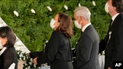 美国副总统哈里斯（左二）2022年9月27日出席日本前首相安倍的国葬。（美联社）