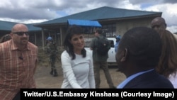 L’ambassadrice Etats-Unis à l’ONU, Nikki Haley, au centre, visite le camp des déplacés à Kitchanga, Nord-Kivu, RDC, 25 octobre 2017. (Twitter/U.S.Embassy Kinshasa‏Verified account @USEmbKinshasa)