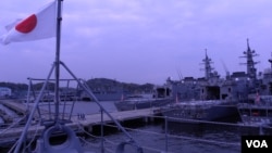 日本海上自卫队横须贺基地内的军舰群（美国之音歌篮拍摄）