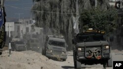 د وېسټ بېنک په نور شمس مهاجر کېمپ کې د عملیاتو په مهال اسرایلي ځواکونه لیدل کېږي