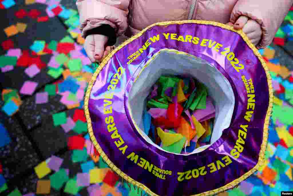 Jessica Martini, 7, holds a hat with pieces of confetti in it, as New Year&#39;s Eve confetti is &quot;flight-tested&quot; ahead of celebrations, in the Manhattan borough of New York City.