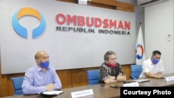 Anggota Ombudsman RI, Alamsyah Saragih (tengah) saat berbicara dalam konferensi pers terkait rangkap jabatan komisaris BUMN di 2019, 28 Juni 2020. (Foto : Ombudsman RI)