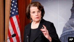 La propuesta es impulsada por la senadora Diane Feinstein. Los demócratas están presionando a los conservadores para que se pronuncien al respecto, ya que muchos de ellos se manifestaron en contra de esta postura cuando Trump la lanzó durante la campaña electoral.