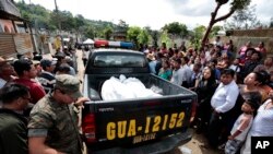 Un vehículo de la policía lleva cadaveres de gente asesinada en un bar de San José Nacahuil, en las afueras de la ciudad de Guatemala.
