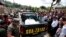 Un vehículo de la policía lleva cadaveres de gente asesinada en un bar de San José Nacahuil, en las afueras de la ciudad de Guatemala.