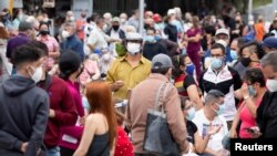 En Caracas, los venezolanos esperan para recibir la vacuna rusa Sputnik V contra el COVID-19 el 31 de mayo de 2021 tras más de un año de pandemia.