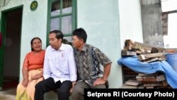 Presiden Joko Widodo berkunjung salah satu rumah hunian tetap pengungsi erupsi Gunung Sinabung, di kawasan Siosar, Kabupaten Karo, Sabtu, 14 Oktober 2017. Foto courtesy: Setpres RI