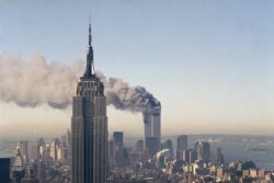 القاعدہ کے دہشت گردوں نے چار مسافر بردار طیارے اغوا کرنے کے بعد دو کو ورلڈ ٹریڈ سینٹر کے دونوں ٹاورز سے ٹکرا دیا تھا۔فائل فوٹو