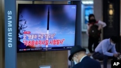 29일 한국 서울역에 설치된 TV에서 북한 미사일 관련 보도가 나오고 있다.