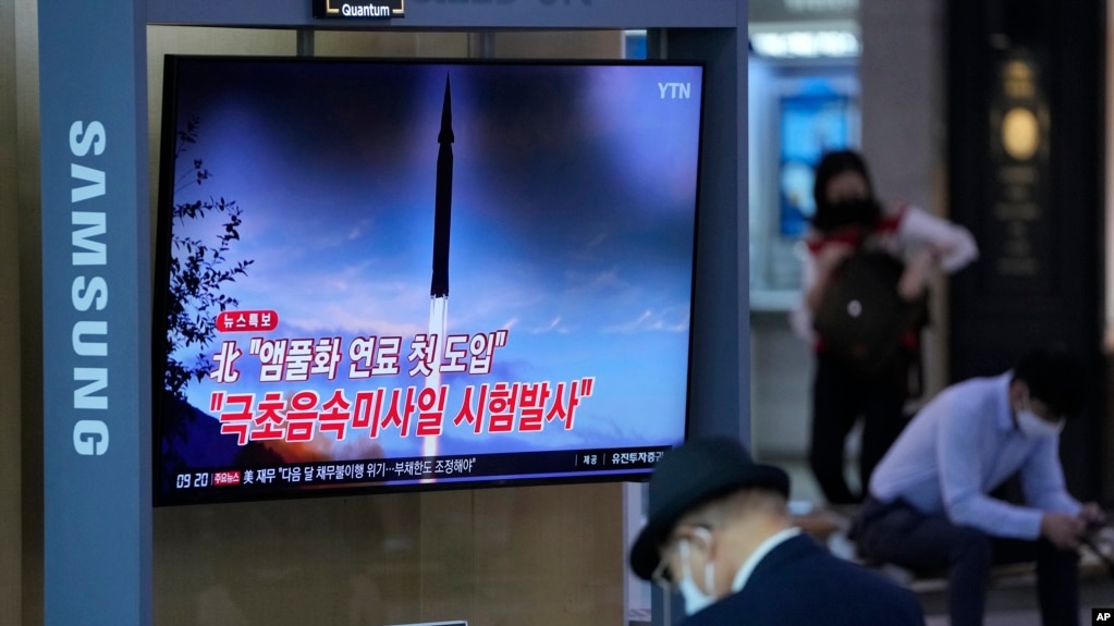 지난달 29일 한국 서울역에 설치된 TV에서 북한 미사일 관련 보도가 나오고 있다.