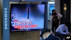 Sebuah program berita TV yang melaporkan peluncuran rudal Korea Utara terlihat di stasiun kereta api di Seoul, Korea Selatan, Rabu, 29 September 2021. (Foto: AP)