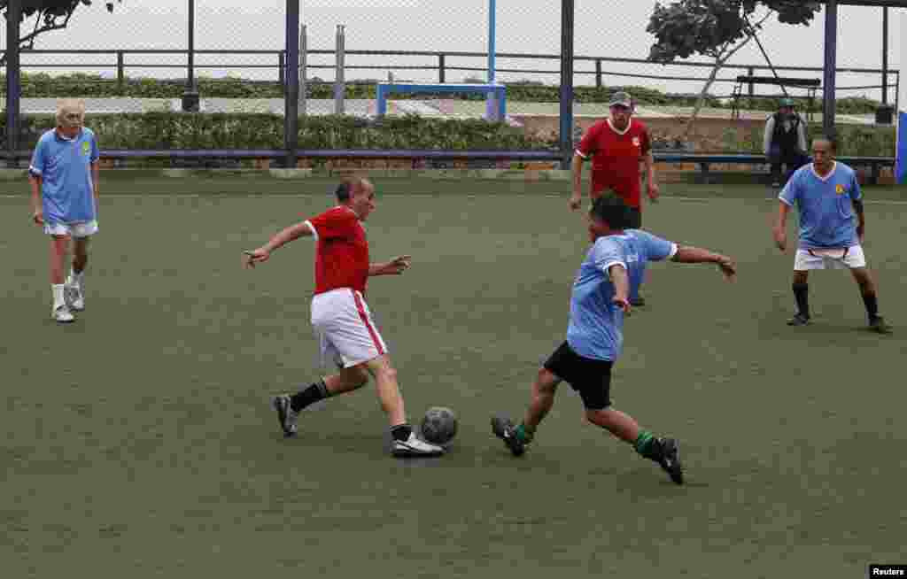 عمر رسیدہ کھلاڑیوں کے درمیان فٹبال میچ کا ایک منظر۔