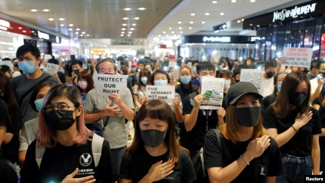 资料照片:香港民众在合唱“荣耀归于香港”的反送中歌曲。（2019年9月21日）