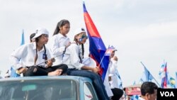 Supporters of Cambodia National Rescue Party campaign for the upcoming commune election to take place on June 4th, Phnom Penh, Cambodia, May 20, 2017. (Khan Sokummono/ VOA Khmer)