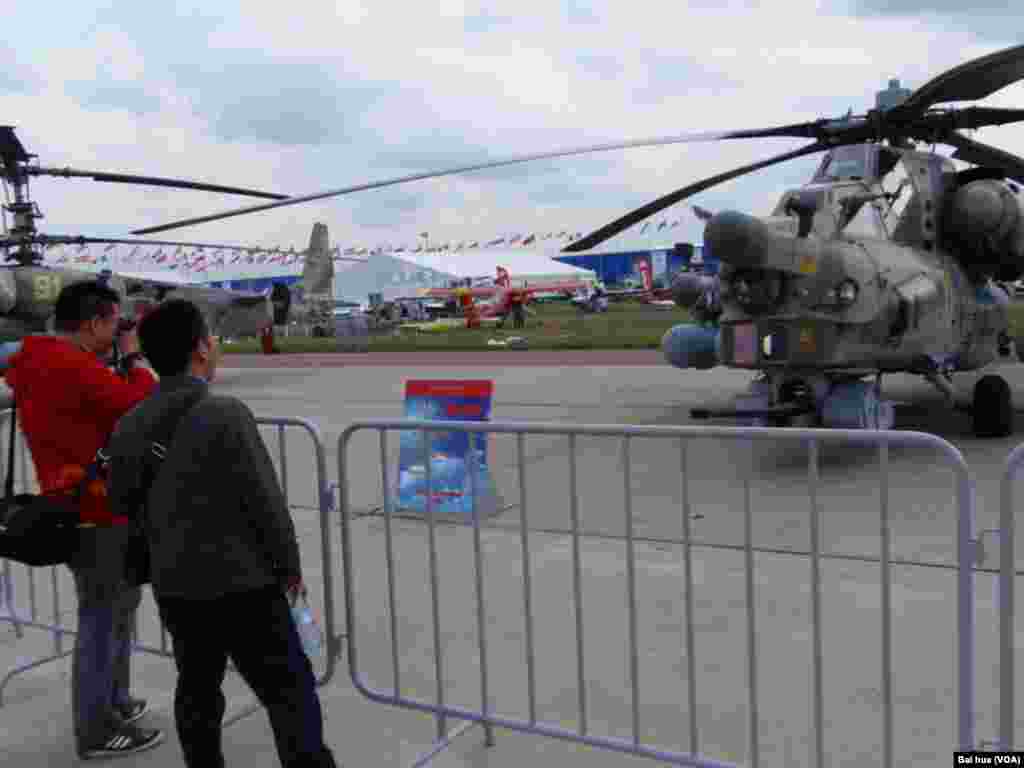 米-28N武裝直升機(美國之音白樺拍攝)