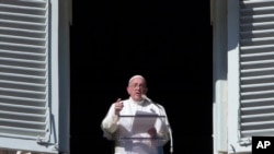 Paus Fransiskus menyampaikan pesannya dalam doa Angelus dari jendela tempat kerjanya yang menghadap ke Lapangan Santo Petrus, di Vatikan, 8 November 2015. (AP Photo/Alessandra Tarantino)