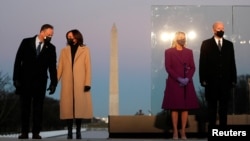 美國當選總統拜登和妻子吉爾、賀錦麗和丈夫埃姆霍夫在就職宣誓的前一晚站在華盛頓紀念碑前。（2021年1月19日）