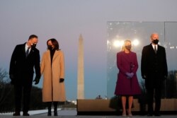 美國當選總統拜登和妻子吉爾、當選副總統賀錦麗和丈夫埃姆霍夫在就職宣誓的前一晚站在華盛頓紀念碑前。 （2021年1月19日）