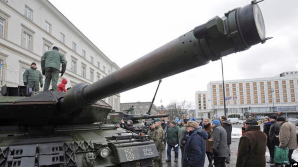 Người dân ngắm nhìn chiếc xe tăng Leopard của quân đội Ba Lan trong một buổi dã ngoại quân sự nhằm chào mừng quân đội Mỹ đến Ba Lan, ngày 14 tháng 01 năm 2017.