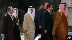 Menteri Luar Negeri Arab Saudi Adel al-Jubeir, tengah kiri, menghadiri rapat Liga Arab darurat di Kairo, Mesir, Minggu, 10 Januari 2016.