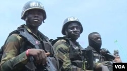 Des militaires camerounais déployés à Bamenda, 21 juillet 2019. (Photo: M. Kindzeka / VOA)