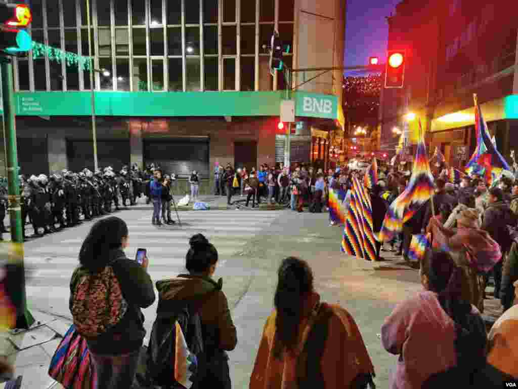 Movimientos sociales enfrentados a policías tildándolos de traidores.