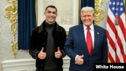 دونالد ترمپ، رییس جمهور ایالات متحده و کرستیانو رونالدو در دفتر کار رییس جمهور امریکا