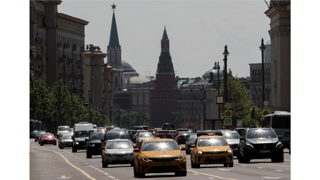 Mobil melaju di sepanjang jalan pada hari yang cerah, setelah dibukanya kembali kota Moskow, Rusia setelah karantina untuk mencegah menyebarnya virus Covid-19, 9 Juni 2020. (REUTERS / Shamil Zhumatov)