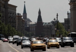 Mobil melaju di sepanjang jalan pada hari yang cerah, setelah dibukanya kembali kota Moskow, Rusia setelah karantina untuk mencegah menyebarnya virus Covid-19, 9 Juni 2020. (REUTERS / Shamil Zhumatov)