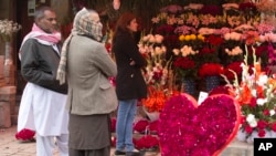 People buy flowers to celebrate Valentine's Day in Islamabad, Pakistan, Feb. 14, 2018. Pakistan's media regulatory authority, acting on a court order, has instructed all news channels, radio stations and print media to refrain from promoting Valentine's Day. 