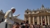 Confronté à des attaques, le pape prône "le silence et la prière"