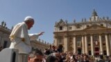 Le pape François salue la foule depuis la papamobile, sur la place Saint-Pierre au Vatican, le 8 avril 2018 .