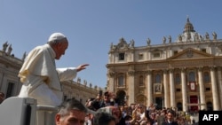 Le pape François salue la foule depuis la papamobile, sur la place Saint-Pierre au Vatican, le 8 avril 2018 .
