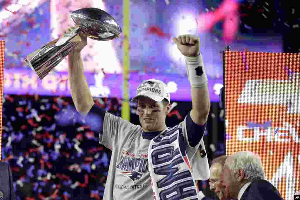 Pemain quarterback Patriots (New England), Tom Brady, mengangkat piala Vince Lombardi usai mengalahkan tim Seahawks (Seattle) dengan perolehan angka 28-24 dalam pertandingan sepakbola Amerika, NFLSuper Bowl XLIX di Glendale, AZ (1/2).