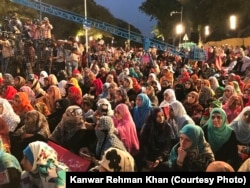لاہور دھرنے میں شامل خواتین