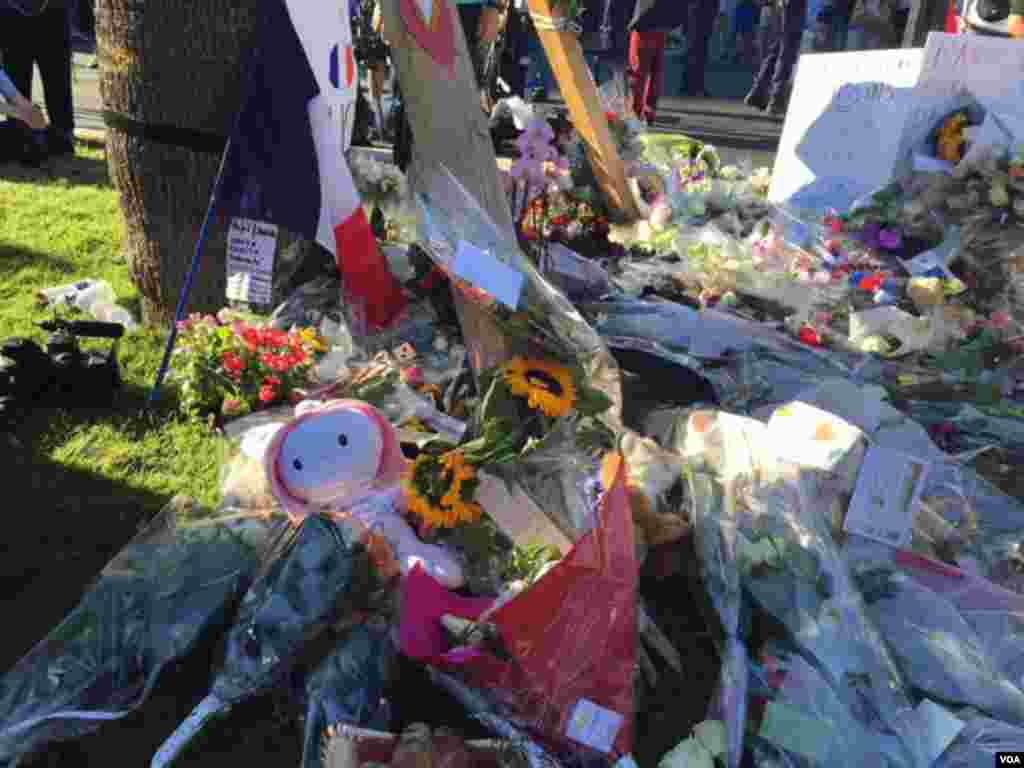 Flowers and mementos left in honor of the victims of the Bastille Day truck attack in Nice, France, July 15, 2016. (Photo: VOA Persian Service)