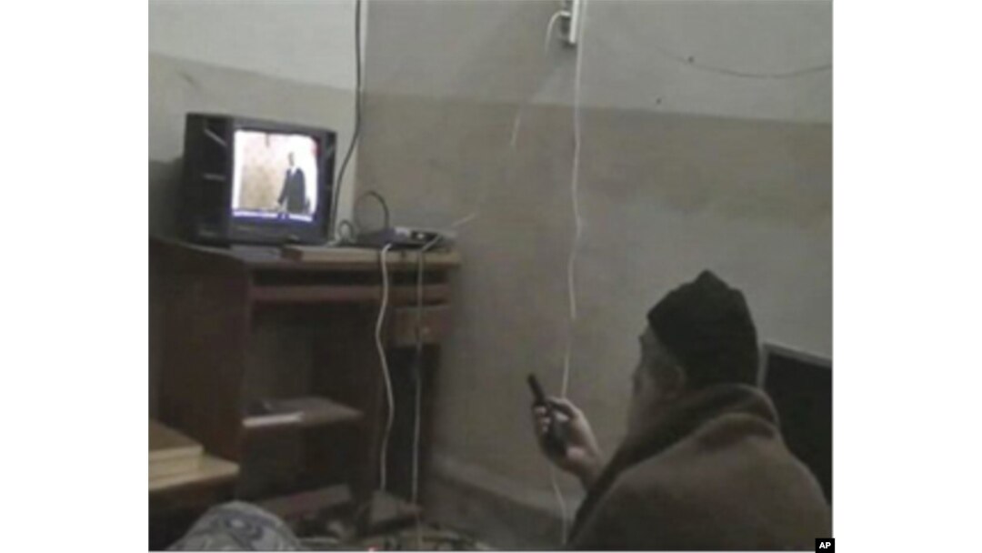 Osama bin Laden televizorda AQSh rahbari Barak Obamani tomosha qilmoqda... Surat o'ldirilishidan bir necha oy oldin olingani ma'lum.