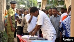 A man casts his ballot at a polling station during the presidential and parliamentary election in Ilala polling station, Dar es Salaam, Tanzania, October 25, 2015. 