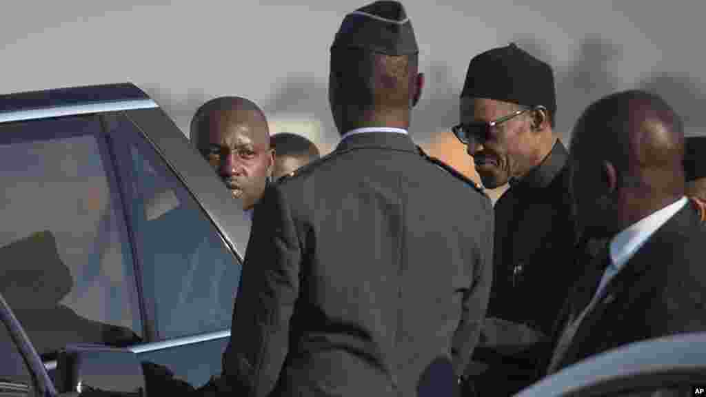 Le président nigérian, Muhammadu Buhari (centre droit) arrive à la base aérienne de Waterkloof, à Pretoria, en Afrique du Sud,&nbsp; samedi 13 Juin 2015, la veille du Sommet de l&#39;Unité africaine (UA).