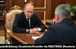 Russia, Moscow, Russia's President Vladimir Putin meets with Defence Minister Sergei Shoigu to discuss a recent incident with a Russian deep-sea submersible