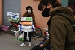Một người phụ nữ mua giấy vệ sinh tích trữ giữa lo ngại nguy cơ virus corona lây lan, Hà Nội, ngày 7 tháng 3, 2020.