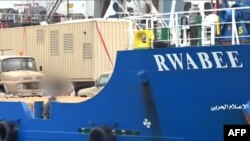 Kapal "Rwabee" berbendera Emirat di Laut Merah yang disita oleh pemberontak Huthi Yaman dan dilaporkan membawa peralatan militer Saudi, di lokasi yang tidak disebutkan, 3 Januari 2022. (AL-MASIRAH TV / AFP))