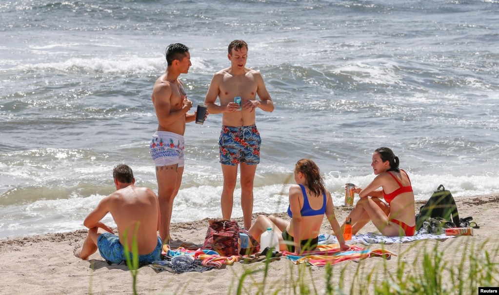 Bañistas disfrutan la playa bajo un cielo soleado antes de la llegada del huracán Dorian a Palm Beach, Florida, EE.UU., el 31 de agosto de 2019. REUTERS / Joe Skipper.