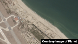 북한 원산 갈마국제공항 활주로 옆 해변가에서 대형 공사가 진행되고 있는 모습이 3월 11일 촬영한 ‘플래닛’ 위성사진에 포착됐다. 사진제공=Planet.